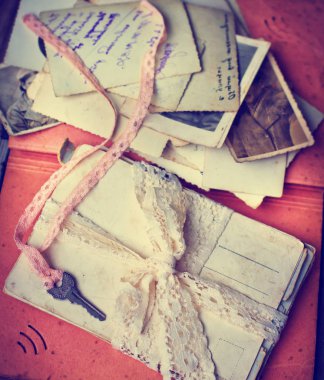 Nostaljik mektup ve kartpostallar antika arka plan üzerinde