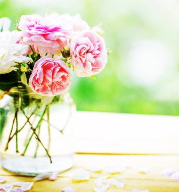 zarif pembe peonies masada açık havada vazoda