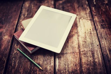 closeup görünümünü dijital tablet ve ahşap masanın üzerinde yatan dizüstü bilgisayarlar