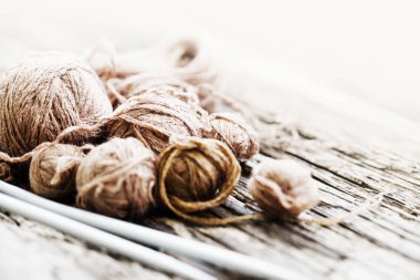 Renkli konu ve örgü iğneleri ahşap arka plan üzerinde