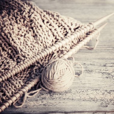 örgü iğne ve iplik ahşap masa üzerinde closeup görünümü