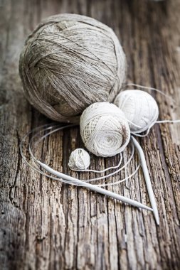 Renkli konu ve örgü iğneleri ahşap arka plan üzerinde