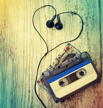 Kulaklıklarla ahşap arka plan üzerinde renkli kaset