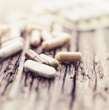 haplardan closeup görünümü yığın halinde ahşap masa üzerinde yerleştirilir.