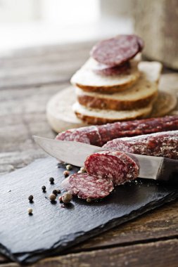 ahşap arka plan üzerine dilimlenmiş sosis closeup görünümü