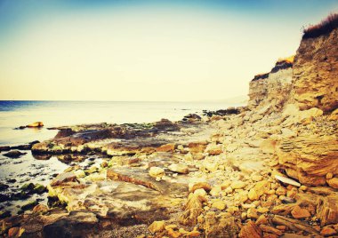 kayalık kumsalda güzel okyanus doğal görünümünü