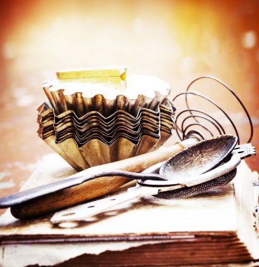 ekmek el ile ekipman eski vintage mutfak kitap üzerinde 