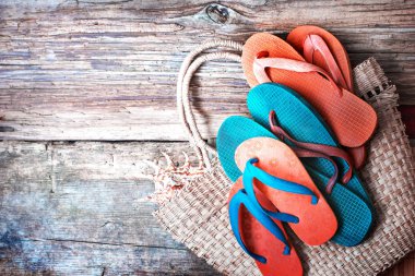 Flip flop hasır tote ahşap yüzey üzerinde renklendirilmiş