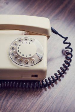 ahşap masa üzerinde retro vintage telefonu kapatın