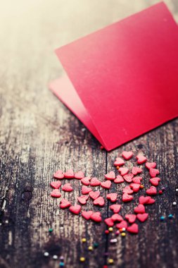 Ahşap masa üzerinde yürekleri güzel pembe kart