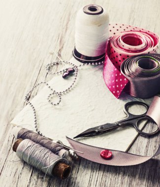 Ahşap masa üstünde Vintage dikiş alet