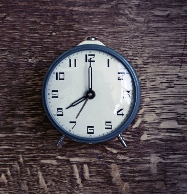 retro çalar saat ahşap arka plan üzerinde görünümünü portre