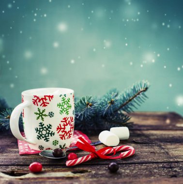 kahve fincanı şekerleme ve Noel dekorasyonları ahşap masa üzerinde görünümünü portre