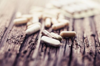 haplardan closeup görünümü yığın halinde ahşap masa üzerinde yerleştirilir.