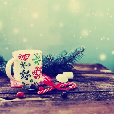 kahve fincanı şekerleme ve Noel dekorasyonları ahşap masa üzerinde görünümünü portre