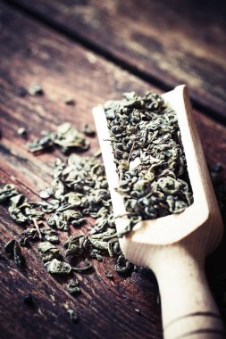 tahta kaşık kuru çay tam görünümünü closeup rustik masa üzerinde bırakır