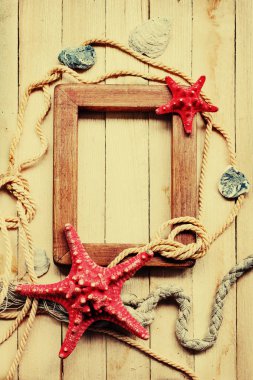 Ahşap arka plan üzerinde farklı nesnelerle deniz kavramı