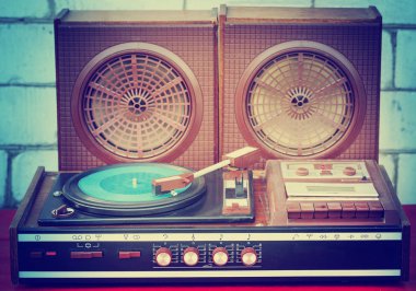 vintage vinil plak çalar ahşap arka plan üzerinde görünümünü portre