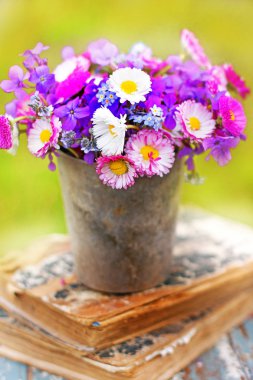 doğal kır çiçekleri buketi metal tencerede closeup görünümü