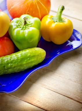 plaka üzerinde ham mevsim sebzeleri ile rende ahşap tablo 