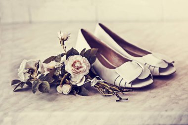 Beyaz Ayakkabı ile inanılmaz çiçek açan çiçekler