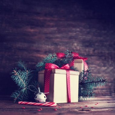 closeup görünümü ile tatil dekorasyon ahşap arka plan üzerinde kaydırılan Noel hediye