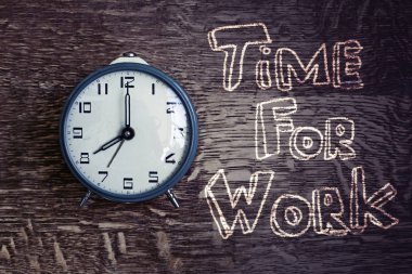 retro çalar saat ahşap arka plan üzerinde görünümünü portre