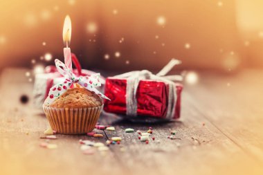 cupcake mum ve vintage tarzı ahşap arka plan üzerinde renkli Noel süslemeleri ile görünümünü portre