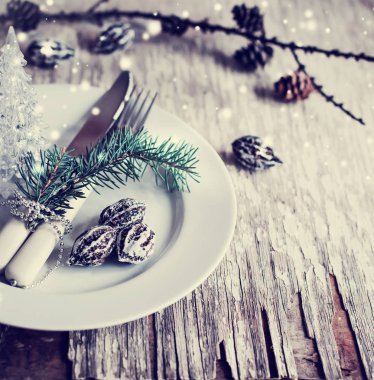 tabak, çatal ve bıçak ile çam kozalakları tatil dekorasyon ahşap arka plan üzerinde olarak closeup görünümünü