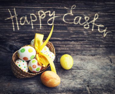 ahşap arka plan üzerinde renkli boyalı Paskalya yumurtaları closeup görünümünü