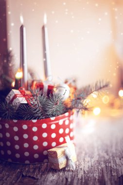 Mumlar ve köknar ağacı dalları, vintage tarzı ahşap arka plan üzerinde Noel süslemeleri closeup görünümü