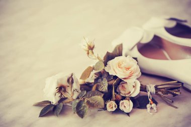 Beyaz Ayakkabı ile inanılmaz çiçek açan çiçekler