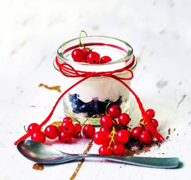 çilek yoğurt içeceği ahşap masa üzerinde closeup görünümü