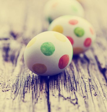 ahşap arka plan üzerinde renkli boyalı Paskalya yumurtaları closeup görünümünü