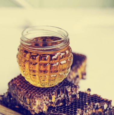 cam kavanoz ve beyaz masa kaşık ile petek bal 