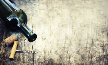 ahşap masa boş yeşil şarap şişesinde 