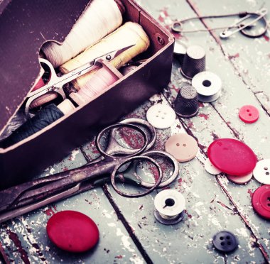 Ahşap masa üstünde Vintage dikiş alet