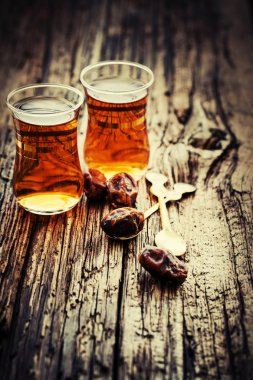 portre görünümünde tarihleri ile taze çay bardak