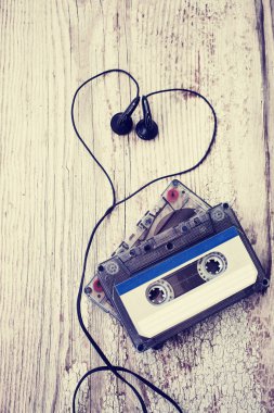 Kaset ahşap arka plan üzerinde kulaklık