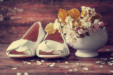 Beyaz Ayakkabı ile inanılmaz çiçek açan çiçekler