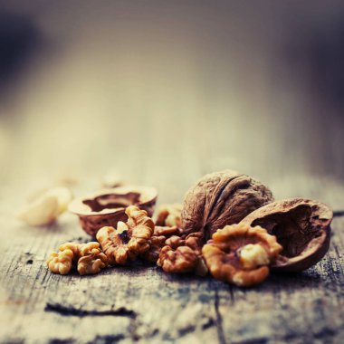 ahşap masa üzerinde ceviz yığınının closeup görünümü