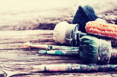 ahşap masa üzerinde farklı fırçalar closeup görünümü