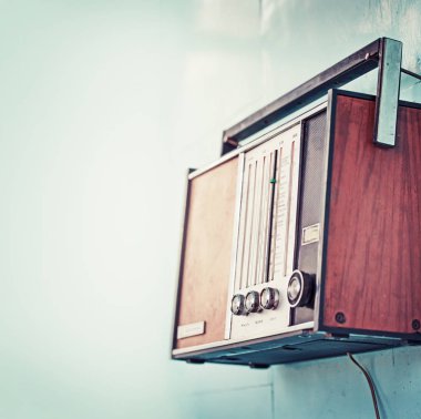 Retro radyo oyuncu ile düğmeleri ve beyaz duvar arka plan üzerinde anten