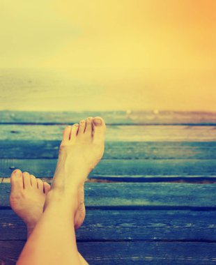 Sahilde deniz suyuna karşı erkek çıplak ayak resim kırpılmış