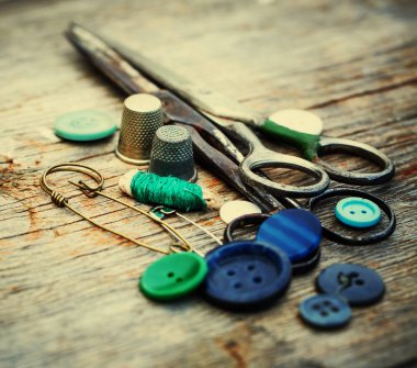 Ahşap masa üstünde Vintage dikiş alet