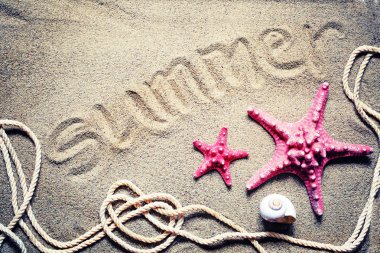 closeup görünümü üzerinde kum plaj aksesuarları ve starfishes