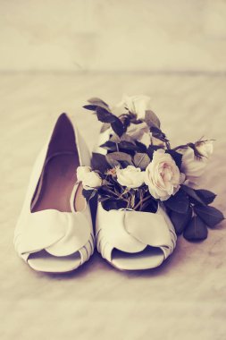 Beyaz Ayakkabı ile inanılmaz çiçek açan çiçekler