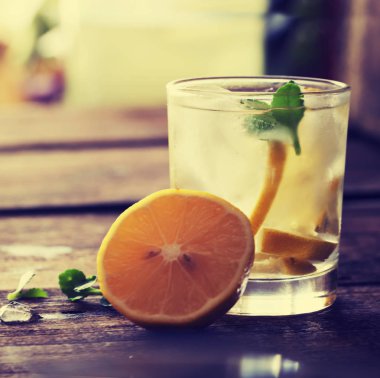 Cam buz ve nane ahşap masa üzerinde turuncu limonata