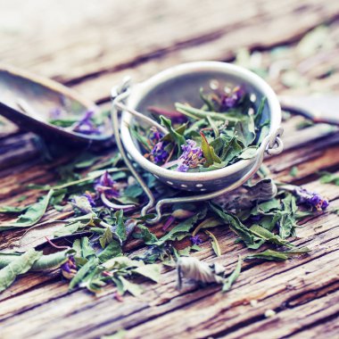 Kuru çay otlar ahşap arka plan üzerinde closeup görünümü