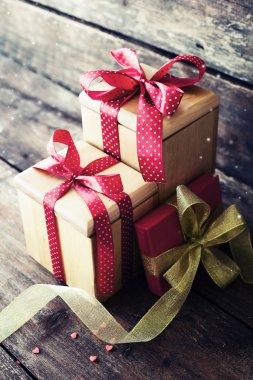 closeup görünümü ile tatil dekorasyon ahşap arka plan üzerinde kaydırılan Noel hediye